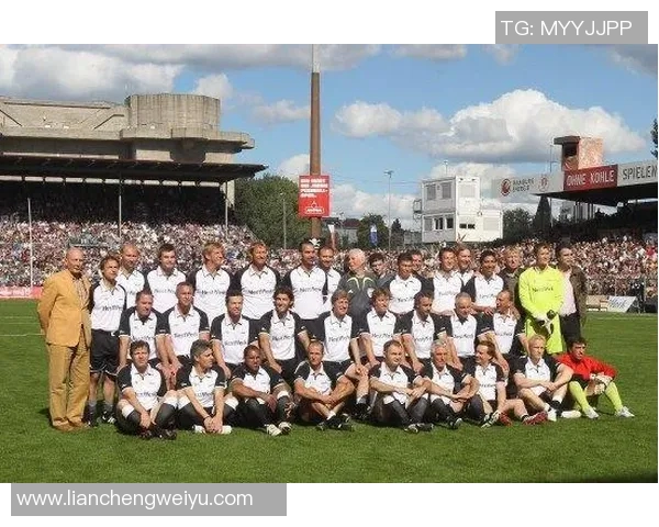 足球巨星齐聚一堂精彩瞬间汇总全明星阵容展现足坛魅力